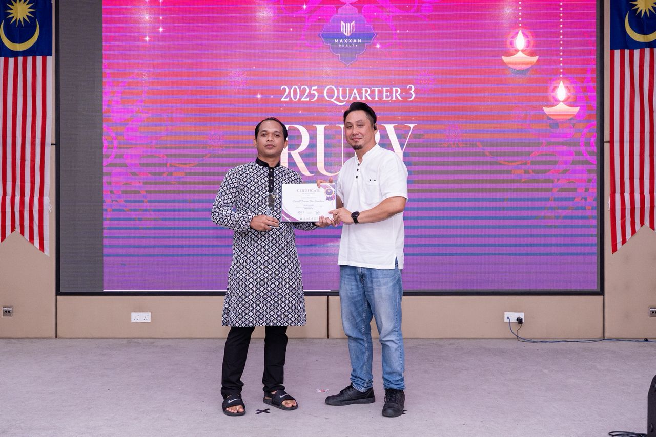 Penerimaan sijil Ruby Achiever Quarter 3 2025 daripada pengurusan Maxxan Realty