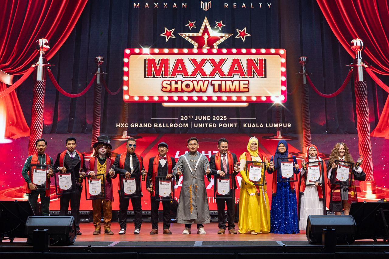 Barisan penerima anugerah Maxxan Show Time 2025 di HXC Grand Ballroom, Kuala Lumpur