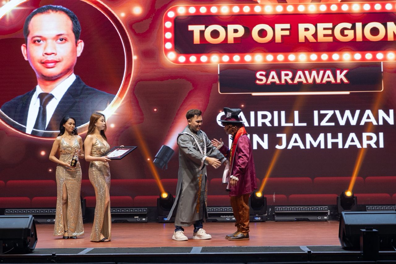 Penyampaian sijil anugerah Top of Region Sarawak di atas pentas