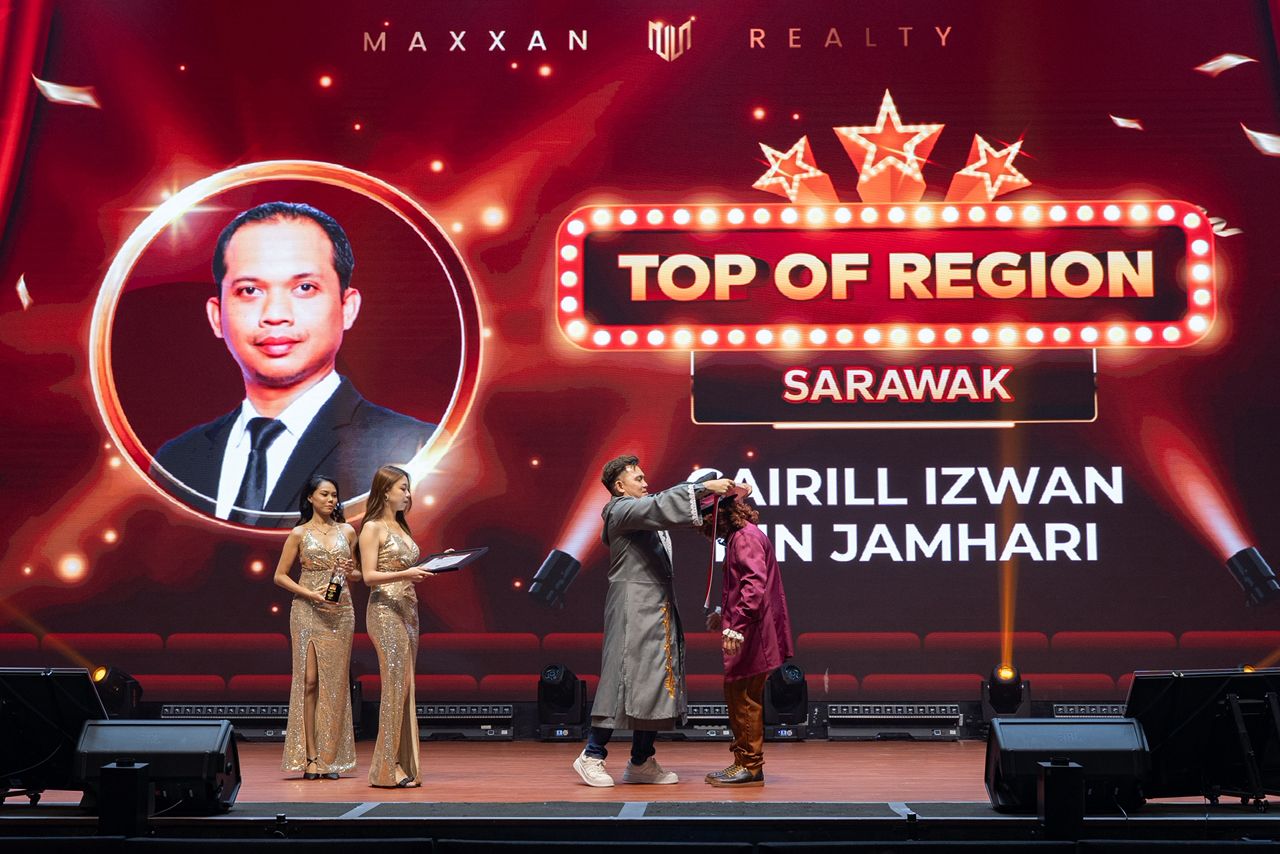 Team Leader Cairill menerima anugerah Top of Region Sarawak di pentas Maxxan Show Time