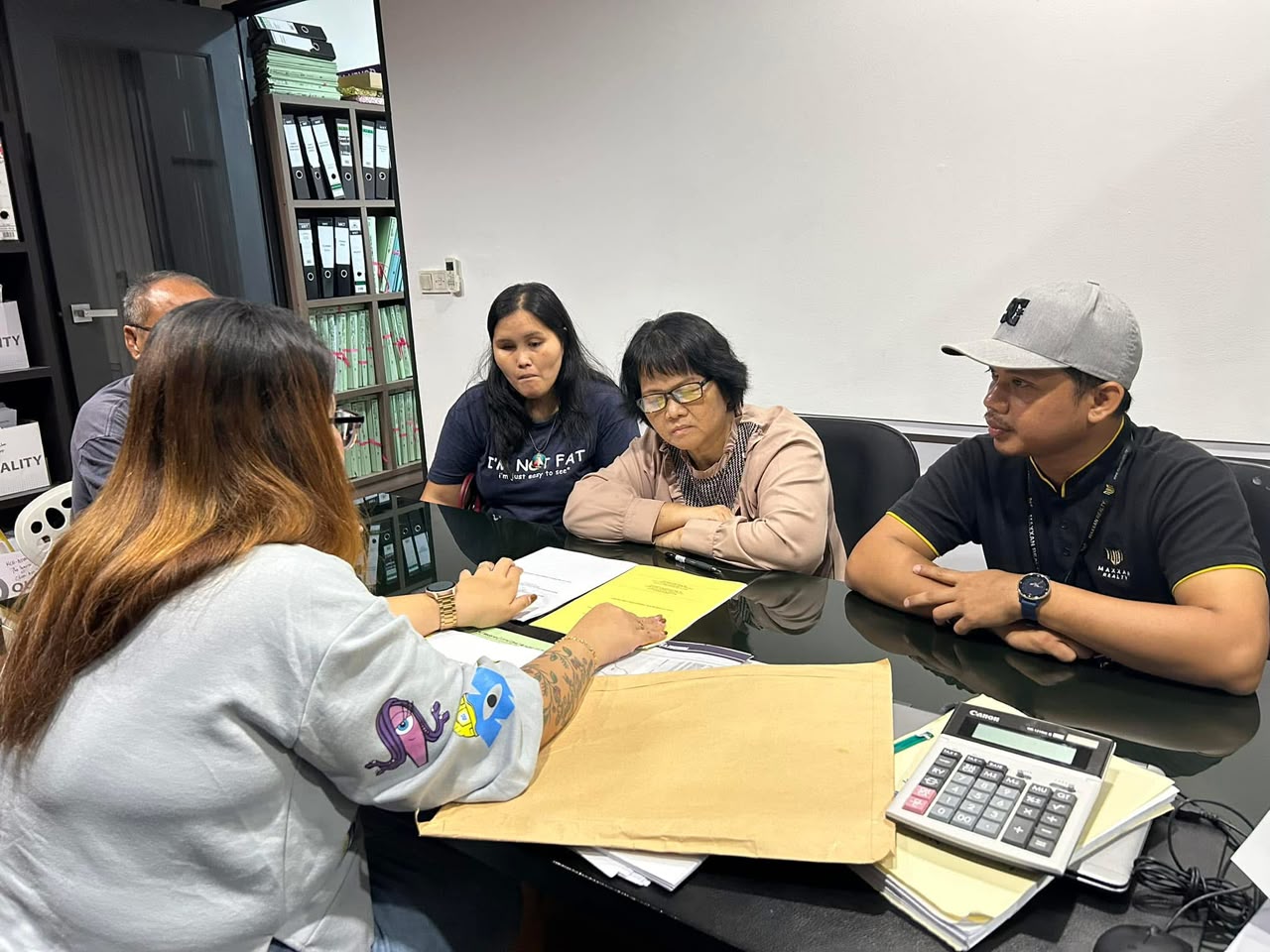 Sesi konsultasi bersama klien di pejabat
